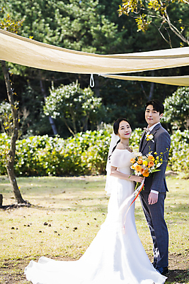 포토 JPG 주간 전신 응시 여자 남자 부케 웨딩드레스 결혼 사랑 서기 미소 들기 정장 턱시도 20대 성인 야외 두명 옆모습 30대 제주도 한국인 신랑신부 성인만 웨딩촬영 그늘막 국내포토 자연요소 시선 드레스 옷 감정 신부_웨딩 뷰포인트 꽃다발 신랑 모션 한국 표정 사람 동양인 이벤트 청년 장년 그늘 기념사진 파일형식