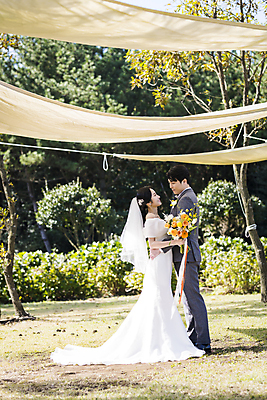 포토 JPG 주간 전신 응시 여자 남자 부케 웨딩드레스 허리손 결혼 사랑 서기 미소 들기 정장 턱시도 20대 성인 야외 두명 옆모습 30대 제주도 마주보기 한국인 신랑신부 성인만 웨딩촬영 그늘막 국내포토 자연요소 시선 드레스 옷 감정 신부_웨딩 뷰포인트 꽃다발 포즈 신랑 모션 한국 표정 사람 동양인 이벤트 청년 장년 그늘 기념사진 파일형식