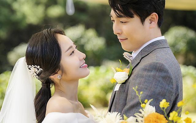 포토 JPG 주간 응시 여자 남자 웨딩드레스 결혼 사랑 미소 정장 턱시도 상반신 20대 성인 야외 두명 옆모습 아웃포커스 30대 제주도 마주보기 한국인 신랑신부 성인만 웨딩촬영 국내포토 자연요소 시선 드레스 옷 감정 신부_웨딩 뷰포인트 신랑 모션 한국 촬영기법 표정 사람 동양인 이벤트 청년 장년 기념사진 파일형식