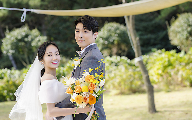 포토 JPG 주간 응시 여자 남자 부케 웨딩드레스 허리손 결혼 사랑 미소 들기 정장 턱시도 상반신 20대 성인 야외 두명 옆모습 아웃포커스 30대 제주도 마주보기 한국인 신랑신부 성인만 웨딩촬영 그늘막 국내포토 자연요소 시선 드레스 옷 감정 신부_웨딩 뷰포인트 꽃다발 포즈 신랑 모션 한국 촬영기법 표정 사람 동양인 이벤트 청년 장년 그늘 기념사진 파일형식