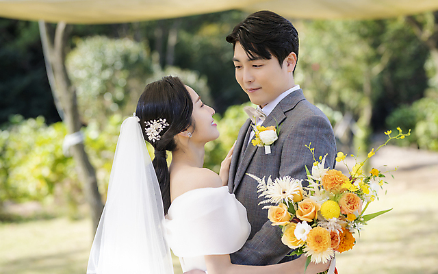 포토 JPG 주간 응시 여자 남자 웨딩드레스 허리손 결혼 사랑 미소 들기 정장 턱시도 상반신 20대 성인 야외 두명 옆모습 아웃포커스 30대 제주도 마주보기 한국인 신랑신부 성인만 웨딩촬영 국내포토 자연요소 시선 드레스 옷 감정 신부_웨딩 뷰포인트 포즈 신랑 모션 한국 촬영기법 표정 사람 동양인 이벤트 청년 장년 기념사진 파일형식