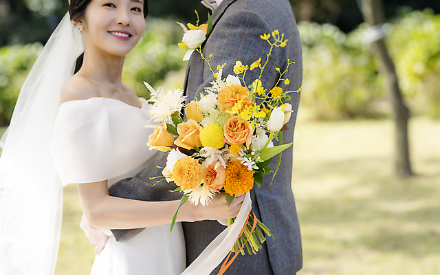 포토 JPG 주간 응시 여자 남자 부케 웨딩드레스 허리손 결혼 사랑 미소 들기 정장 턱시도 상반신 20대 성인 야외 두명 옆모습 30대 제주도 한국인 신랑신부 성인만 웨딩촬영 국내포토 자연요소 시선 드레스 옷 감정 신부_웨딩 뷰포인트 꽃다발 포즈 신랑 모션 한국 표정 사람 동양인 이벤트 청년 장년 기념사진 파일형식