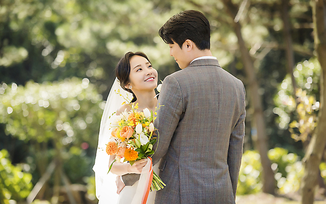 포토 JPG 주간 응시 여자 남자 부케 웨딩드레스 결혼 사랑 미소 들기 정장 턱시도 상반신 20대 성인 야외 두명 앞모습 뒷모습 아웃포커스 30대 제주도 마주보기 한국인 신랑신부 성인만 웨딩촬영 국내포토 자연요소 시선 드레스 옷 감정 신부_웨딩 뷰포인트 꽃다발 신랑 모션 한국 촬영기법 표정 사람 동양인 이벤트 청년 장년 기념사진 파일형식