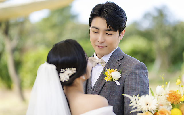포토 JPG 주간 응시 여자 남자 부케 웨딩드레스 결혼 사랑 미소 정장 턱시도 상반신 20대 성인 야외 두명 앞모습 뒷모습 아웃포커스 30대 제주도 마주보기 한국인 신랑신부 성인만 웨딩촬영 국내포토 자연요소 시선 드레스 옷 감정 신부_웨딩 뷰포인트 꽃다발 신랑 모션 한국 촬영기법 표정 사람 동양인 이벤트 청년 장년 기념사진 파일형식