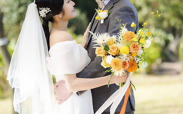 포토 JPG 주간 여자 남자 부케 웨딩드레스 허리손 결혼 사랑 미소 들기 정장 턱시도 상반신 20대 성인 야외 두명 옆모습 아웃포커스 30대 제주도 한국인 신랑신부 성인만 웨딩촬영 국내포토 자연요소 드레스 옷 감정 신부_웨딩 뷰포인트 꽃다발 포즈 신랑 모션 한국 촬영기법 표정 사람 동양인 이벤트 청년 장년 기념사진 파일형식