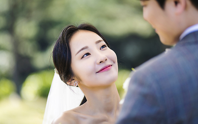 포토 JPG 주간 응시 여자 남자 웨딩드레스 결혼 사랑 미소 정장 턱시도 근접촬영 상반신 20대 성인 야외 두명 앞모습 뒷모습 아웃포커스 30대 제주도 마주보기 한국인 신랑신부 성인만 웨딩촬영 국내포토 자연요소 시선 드레스 옷 감정 신부_웨딩 뷰포인트 신랑 모션 한국 촬영기법 표정 사람 동양인 이벤트 청년 장년 기념사진 파일형식