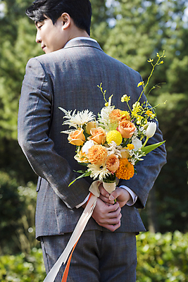 포토 JPG 주간 남자 부케 신랑 결혼 한명 들기 정장 턱시도 상반신 성인 야외 뒷모습 아웃포커스 30대 제주도 한국인 뒷짐 성인남자한명만 웨딩촬영 국내포토 자연요소 1 옷 뷰포인트 꽃다발 모션 한국 촬영기법 사람 동양인 이벤트 장년 기념사진 남자한명만 성인남자만 파일형식