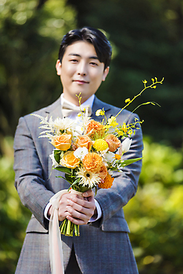 포토 JPG 주간 응시 남자 부케 신랑 결혼 한명 미소 들기 정장 턱시도 상반신 성인 야외 앞모습 아웃포커스 30대 제주도 한국인 주기 성인남자한명만 웨딩촬영 국내포토 자연요소 1 시선 옷 뷰포인트 꽃다발 모션 한국 촬영기법 표정 사람 동양인 이벤트 장년 기념사진 남자한명만 성인남자만 파일형식