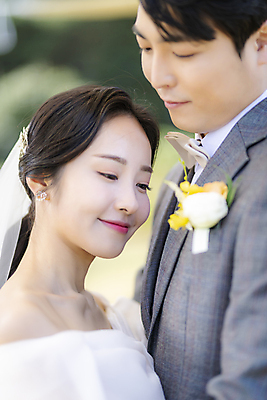 포토 JPG 주간 응시 여자 남자 웨딩드레스 결혼 포옹 사랑 미소 정장 턱시도 상반신 20대 성인 야외 두명 옆모습 아웃포커스 30대 제주도 한국인 신랑신부 성인만 웨딩촬영 국내포토 자연요소 시선 드레스 옷 감정 신부_웨딩 뷰포인트 신랑 안기 한국 촬영기법 표정 사람 동양인 이벤트 청년 장년 기념사진 파일형식