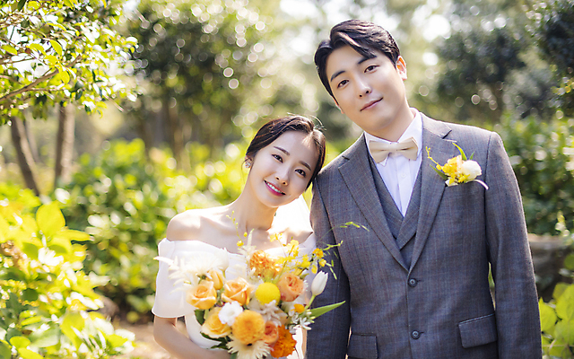 포토 JPG 주간 응시 여자 남자 부케 웨딩드레스 결혼 사랑 미소 들기 정장 턱시도 상반신 20대 성인 야외 두명 앞모습 아웃포커스 30대 제주도 기댐 한국인 보케 신랑신부 성인만 웨딩촬영 국내포토 자연요소 시선 드레스 옷 감정 신부_웨딩 뷰포인트 꽃다발 신랑 모션 한국 촬영기법 표정 사람 동양인 이벤트 청년 장년 기념사진 파일형식