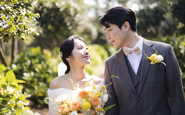 포토 JPG 주간 응시 여자 남자 부케 웨딩드레스 결혼 사랑 미소 정장 턱시도 상반신 20대 성인 야외 두명 앞모습 아웃포커스 30대 제주도 마주보기 한국인 신랑신부 성인만 웨딩촬영 국내포토 자연요소 시선 드레스 옷 감정 신부_웨딩 뷰포인트 꽃다발 신랑 모션 한국 촬영기법 표정 사람 동양인 이벤트 청년 장년 기념사진 파일형식
