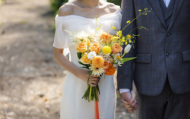 포토 JPG 주간 여자 남자 부케 웨딩드레스 결혼 사랑 들기 정장 턱시도 상반신 20대 성인 야외 두명 앞모습 30대 제주도 손잡기 한국인 신랑신부 성인만 웨딩촬영 국내포토 자연요소 드레스 옷 감정 신부_웨딩 뷰포인트 꽃다발 신랑 모션 한국 사람 동양인 이벤트 청년 장년 기념사진 파일형식