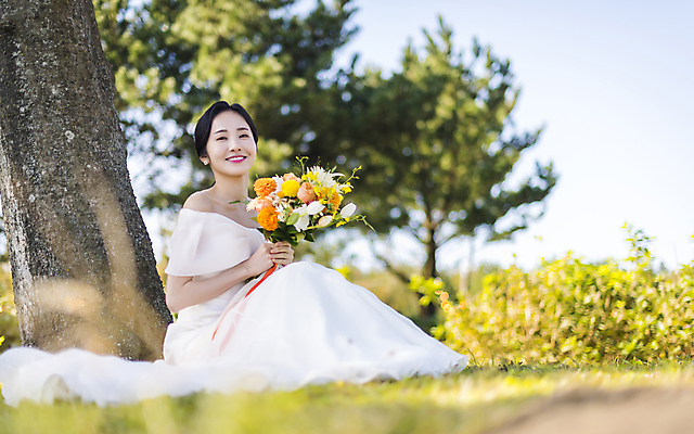 포토 JPG 주간 전신 응시 여자 신부 부케 웨딩드레스 결혼 한명 미소 들기 앉기 20대 성인 야외 옆모습 아웃포커스 제주도 한국인 소프트포커스 성인여자한명만 웨딩촬영 국내포토 자연요소 1 시선 드레스 뷰포인트 꽃다발 모션 한국 촬영기법 표정 사람 동양인 이벤트 청년 기념사진 여자한명만 성인여자만 파일형식