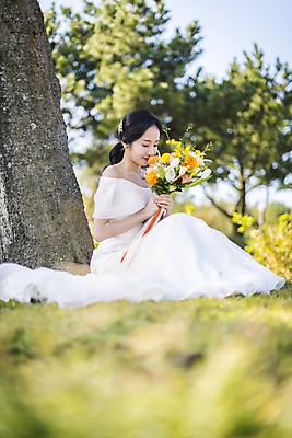 포토 JPG 주간 전신 여자 신부 부케 웨딩드레스 결혼 한명 미소 들기 앉기 20대 성인 야외 옆모습 아웃포커스 제주도 눈감음 한국인 소프트포커스 향기 성인여자한명만 웨딩촬영 국내포토 자연요소 1 드레스 뷰포인트 꽃다발 모션 한국 촬영기법 표정 사람 동양인 이벤트 청년 냄새 기념사진 여자한명만 성인여자만 파일형식