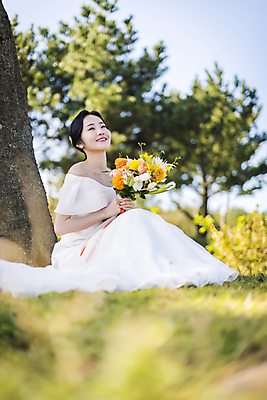 포토 JPG 주간 전신 응시 여자 신부 부케 웨딩드레스 결혼 한명 미소 들기 앉기 20대 성인 야외 옆모습 아웃포커스 제주도 한국인 소프트포커스 성인여자한명만 웨딩촬영 국내포토 자연요소 1 시선 드레스 뷰포인트 꽃다발 모션 한국 촬영기법 표정 사람 동양인 이벤트 청년 기념사진 여자한명만 성인여자만 파일형식