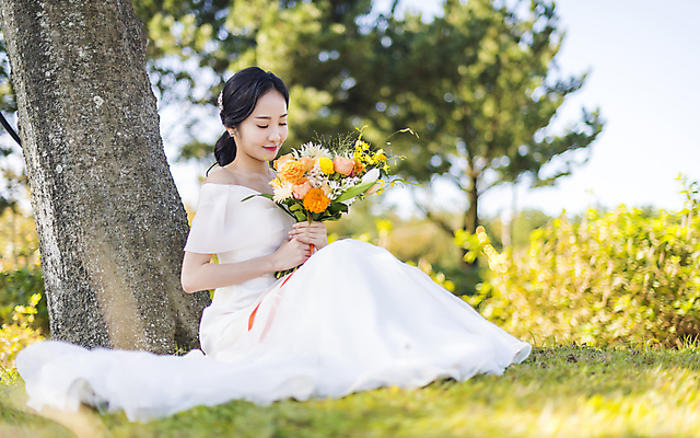 포토 JPG 주간 전신 응시 여자 신부 웨딩드레스 결혼 한명 미소 들기 앉기 20대 성인 야외 옆모습 아웃포커스 제주도 한국인 성인여자한명만 웨딩촬영 국내포토 자연요소 1 시선 드레스 뷰포인트 모션 한국 촬영기법 표정 사람 동양인 이벤트 청년 기념사진 여자한명만 성인여자만 파일형식