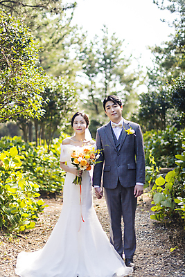 포토 JPG 주간 전신 응시 여자 남자 부케 웨딩드레스 결혼 사랑 서기 미소 들기 정장 턱시도 20대 성인 야외 두명 앞모습 30대 제주도 손잡기 한국인 신랑신부 성인만 웨딩촬영 국내포토 자연요소 시선 드레스 옷 감정 신부_웨딩 뷰포인트 꽃다발 신랑 모션 한국 표정 사람 동양인 이벤트 청년 장년 기념사진 파일형식