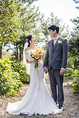 포토 JPG 주간 전신 응시 여자 남자 부케 웨딩드레스 결혼 사랑 서기 미소 들기 정장 턱시도 20대 성인 야외 두명 앞모습 30대 제주도 마주보기 손잡기 한국인 신랑신부 성인만 웨딩촬영 국내포토 자연요소 시선 드레스 옷 감정 신부_웨딩 뷰포인트 꽃다발 신랑 모션 한국 표정 사람 동양인 이벤트 청년 장년 기념사진 파일형식