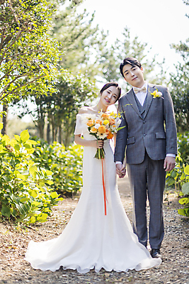 포토 JPG 주간 전신 응시 여자 남자 부케 웨딩드레스 결혼 사랑 서기 미소 들기 정장 턱시도 20대 성인 야외 두명 앞모습 30대 제주도 손잡기 기댐 한국인 신랑신부 성인만 웨딩촬영 국내포토 자연요소 시선 드레스 옷 감정 신부_웨딩 뷰포인트 꽃다발 신랑 모션 한국 표정 사람 동양인 이벤트 청년 장년 기념사진 파일형식