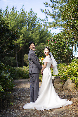 포토 JPG 주간 전신 응시 여자 남자 웨딩드레스 결혼 사랑 서기 미소 정장 턱시도 20대 성인 야외 두명 옆모습 뒷모습 30대 제주도 손잡기 한국인 뒤돌아보기 신랑신부 성인만 웨딩촬영 국내포토 자연요소 시선 드레스 옷 감정 신부_웨딩 뷰포인트 신랑 모션 한국 표정 사람 동양인 이벤트 청년 장년 기념사진 파일형식