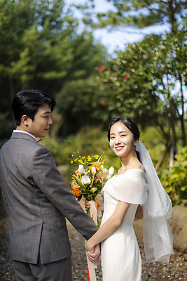 포토 JPG 주간 응시 여자 남자 부케 웨딩드레스 결혼 사랑 미소 들기 정장 턱시도 상반신 20대 성인 야외 두명 옆모습 뒷모습 아웃포커스 30대 제주도 손잡기 한국인 신랑신부 성인만 웨딩촬영 국내포토 자연요소 시선 드레스 옷 감정 신부_웨딩 뷰포인트 꽃다발 신랑 모션 한국 촬영기법 표정 사람 동양인 이벤트 청년 장년 기념사진 파일형식