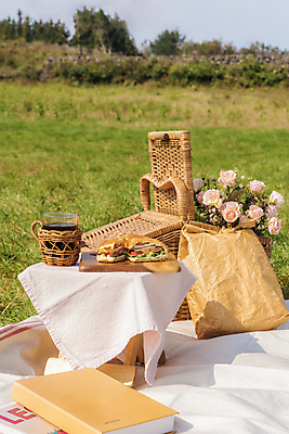 포토 JPG 주간 꽃 커피 휴가 휴식 잔 샌드위치 풍경 초원 사람없음 야외 책 제주도 종이봉투 소풍 천 돗자리 감성 피크닉용품 조화 나무도마 소풍바구니 컵홀더 국내포토 자연요소 식물 식기 음료 음식 컨셉 봉투 도마 한국 목재 야외활동 바구니 직물 홀더 파일형식
