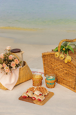 포토 JPG 주간 꽃 빵 휴가 휴식 잔 풍경 해변 사람없음 야외 모래사장 제주도 소풍 튤립 커피포트 천 돗자리 감성 피크닉용품 조화 와플 딸기잼 나무도마 소풍바구니 오렌지에이드 컵홀더 블루레몬에이드 국내포토 자연요소 식물 식기 음식 바다 컨셉 주전자 디저트 도마 한국 목재 야외활동 바구니 직물 잼 에이드 홀더 파일형식