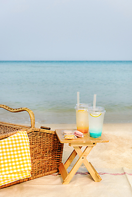 포토 JPG 주간 휴가 휴식 풍경 해변 사람없음 야외 모래사장 제주도 소풍 천 돗자리 체크무늬 감성 피크닉용품 마카롱 나무탁자 소풍바구니 오렌지에이드 블루레몬에이드 국내포토 자연요소 바다 컨셉 무늬 탁자 디저트 한국 야외활동 바구니 직물 에이드 파일형식