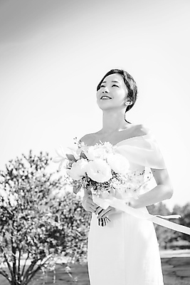 포토 JPG 주간 응시 여자 신부 부케 웨딩드레스 결혼 하늘 흑백 사랑 한명 미소 들기 상반신 성인 야외 앞모습 30대 제주도 한국인 올려보기 성인여자한명만 웨딩촬영 국내포토 자연요소 1 시선 드레스 감정 뷰포인트 꽃다발 모션 한국 촬영기법 표정 사람 동양인 이벤트 장년 기념사진 여자한명만 성인여자만 파일형식