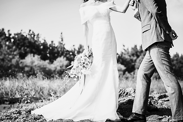 포토 JPG 주간 전신 여자 남자 부케 웨딩드레스 결혼 손등키스 흑백 사랑 들기 정장 턱시도 상반신 20대 성인 야외 두명 앞모습 옆모습 30대 제주도 손잡기 한국인 뒷짐 신랑신부 성인만 웨딩촬영 국내포토 자연요소 드레스 옷 감정 신부_웨딩 뷰포인트 꽃다발 신랑 모션 키스 한국 촬영기법 사람 동양인 이벤트 청년 장년 기념사진 파일형식