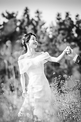 포토 JPG 주간 손 응시 여자 신부 웨딩드레스 결혼 꽃밭 흑백 사랑 한명 미소 상반신 20대 성인 야외 앞모습 신체부위 제주도 손잡기 한국인 성인여자한명만 웨딩촬영 국내포토 자연요소 1 시선 드레스 꽃 감정 뷰포인트 모션 한국 촬영기법 표정 사람 동양인 이벤트 청년 기념사진 여자한명만 성인여자만 파일형식