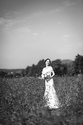 포토 JPG 주간 전신 응시 여자 신부 부케 웨딩드레스 결혼 꽃밭 하늘 흑백 사랑 한명 미소 들기 20대 성인 야외 앞모습 제주도 한국인 성인여자한명만 웨딩촬영 국내포토 자연요소 1 시선 드레스 꽃 감정 뷰포인트 꽃다발 모션 한국 촬영기법 표정 사람 동양인 이벤트 청년 기념사진 여자한명만 성인여자만 파일형식