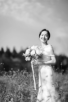 포토 JPG 주간 전신 응시 여자 신부 부케 웨딩드레스 결혼 꽃밭 하늘 흑백 사랑 한명 미소 들기 상반신 20대 성인 야외 앞모습 옆모습 제주도 한국인 성인여자한명만 웨딩촬영 국내포토 자연요소 1 시선 드레스 꽃 감정 뷰포인트 꽃다발 모션 한국 촬영기법 표정 사람 동양인 이벤트 청년 기념사진 여자한명만 성인여자만 파일형식