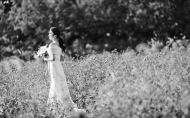포토 JPG 주간 전신 응시 여자 신부 부케 웨딩드레스 결혼 꽃밭 흑백 사랑 한명 미소 들기 20대 성인 야외 뒷모습 제주도 한국인 성인여자한명만 웨딩촬영 국내포토 자연요소 1 시선 드레스 꽃 감정 뷰포인트 꽃다발 모션 한국 촬영기법 표정 사람 동양인 이벤트 청년 기념사진 여자한명만 성인여자만 파일형식