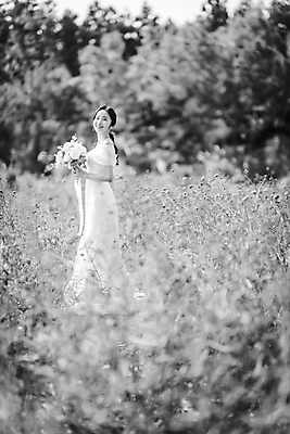 포토 JPG 주간 전신 응시 여자 신부 부케 웨딩드레스 결혼 꽃밭 흑백 사랑 한명 미소 들기 20대 성인 야외 옆모습 제주도 한국인 성인여자한명만 웨딩촬영 국내포토 자연요소 1 시선 드레스 꽃 감정 뷰포인트 꽃다발 모션 한국 촬영기법 표정 사람 동양인 이벤트 청년 기념사진 여자한명만 성인여자만 파일형식