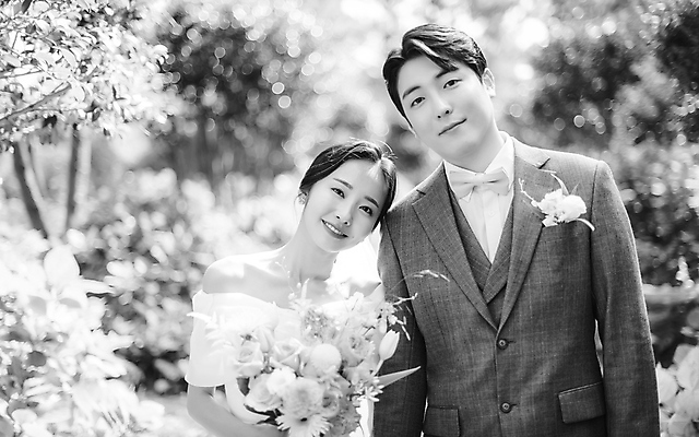 포토 JPG 주간 응시 여자 남자 부케 웨딩드레스 결혼 흑백 사랑 미소 들기 정장 턱시도 상반신 20대 성인 야외 두명 앞모습 30대 제주도 기댐 한국인 신랑신부 성인만 웨딩촬영 국내포토 자연요소 시선 드레스 옷 감정 신부_웨딩 뷰포인트 꽃다발 신랑 모션 한국 촬영기법 표정 사람 동양인 이벤트 청년 장년 기념사진 파일형식