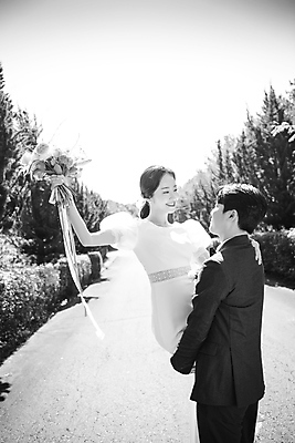 포토 JPG 주간 응시 여자 남자 행복 부케 웨딩드레스 결혼 하늘 흑백 사랑 미소 들기 정장 턱시도 상반신 20대 성인 야외 두명 앞모습 뒷모습 30대 제주도 마주보기 한국인 나무길 신랑신부 성인만 들어올리기 웨딩촬영 국내포토 자연요소 시선 드레스 옷 감정 길 신부_웨딩 뷰포인트 꽃다발 신랑 모션 한국 촬영기법 표정 사람 동양인 이벤트 청년 장년 기념사진 파일형식