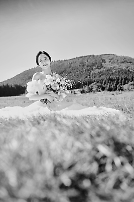 포토 JPG 주간 응시 여자 신부 부케 웨딩드레스 결혼 하늘 흑백 사랑 한명 미소 들기 앉기 초원 상반신 20대 성인 야외 앞모습 제주도 한국인 성인여자한명만 웨딩촬영 국내포토 자연요소 1 시선 드레스 감정 뷰포인트 꽃다발 모션 한국 촬영기법 표정 사람 동양인 이벤트 청년 기념사진 여자한명만 성인여자만 파일형식