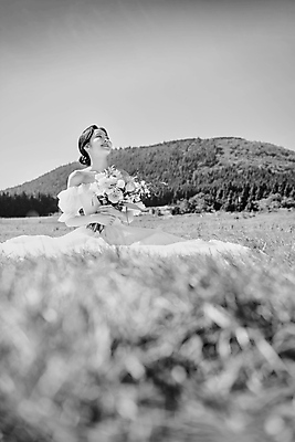 포토 JPG 주간 응시 여자 신부 부케 웨딩드레스 결혼 하늘 흑백 사랑 한명 미소 들기 앉기 초원 상반신 20대 성인 야외 앞모습 제주도 한국인 올려보기 성인여자한명만 웨딩촬영 국내포토 자연요소 1 시선 드레스 감정 뷰포인트 꽃다발 모션 한국 촬영기법 표정 사람 동양인 이벤트 청년 기념사진 여자한명만 성인여자만 파일형식