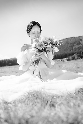 포토 JPG 주간 여자 신부 부케 웨딩드레스 결혼 하늘 흑백 사랑 한명 들기 앉기 초원 상반신 20대 성인 야외 앞모습 제주도 눈감음 한국인 향기 성인여자한명만 웨딩촬영 국내포토 자연요소 1 드레스 감정 뷰포인트 꽃다발 모션 한국 촬영기법 사람 동양인 이벤트 청년 냄새 기념사진 여자한명만 성인여자만 파일형식