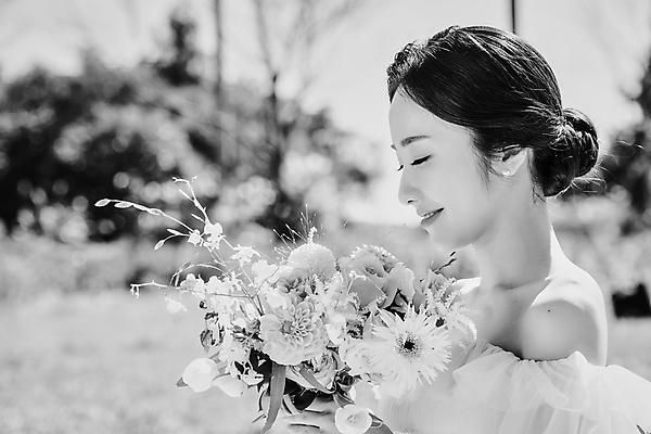 포토 JPG 주간 여자 신부 부케 웨딩드레스 결혼 흑백 사랑 한명 미소 들기 상반신 20대 성인 야외 옆모습 제주도 눈감음 한국인 성인여자한명만 웨딩촬영 국내포토 자연요소 1 드레스 감정 뷰포인트 꽃다발 모션 한국 촬영기법 표정 사람 동양인 이벤트 청년 기념사진 여자한명만 성인여자만 파일형식