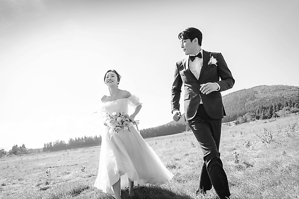 포토 JPG 주간 전신 여자 남자 행복 부케 웨딩드레스 결혼 하늘 흑백 사랑 미소 정장 턱시도 초원 20대 성인 야외 두명 옆모습 30대 달리기 제주도 한국인 뒤돌아보기 즐거움 신랑신부 성인만 웨딩촬영 국내포토 자연요소 드레스 옷 감정 신부_웨딩 뷰포인트 꽃다발 신랑 모션 한국 촬영기법 표정 사람 동양인 이벤트 청년 장년 기념사진 파일형식