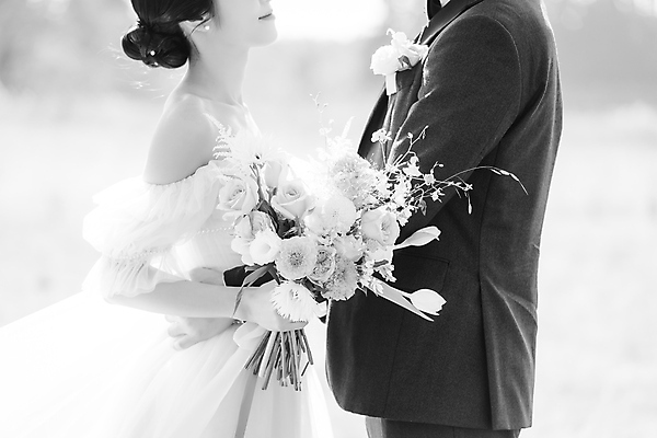 포토 JPG 주간 여자 남자 부케 웨딩드레스 허리손 결혼 흑백 사랑 들기 정장 턱시도 상반신 20대 성인 야외 두명 옆모습 30대 제주도 마주보기 한국인 신랑신부 성인만 웨딩촬영 국내포토 자연요소 드레스 옷 감정 신부_웨딩 뷰포인트 꽃다발 포즈 신랑 모션 한국 촬영기법 사람 동양인 이벤트 청년 장년 기념사진 파일형식