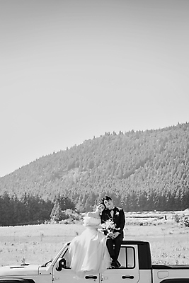 포토 JPG 주간 전신 응시 여자 남자 부케 웨딩드레스 결혼 자동차 하늘 흑백 사랑 미소 앉기 정장 턱시도 초원 20대 성인 야외 두명 앞모습 30대 제주도 팔짱 기댐 한국인 신랑신부 성인만 웨딩촬영 국내포토 자연요소 시선 드레스 옷 감정 신부_웨딩 육상교통 뷰포인트 꽃다발 신랑 모션 한국 촬영기법 표정 사람 동양인 이벤트 청년 장년 기념사진 파일형식