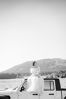 포토 JPG 주간 전신 응시 여자 신부 부케 웨딩드레스 결혼 자동차 하늘 흑백 사랑 한명 미소 들기 앉기 초원 20대 성인 야외 앞모습 제주도 한국인 올려보기 성인여자한명만 웨딩촬영 국내포토 자연요소 1 시선 드레스 감정 육상교통 뷰포인트 꽃다발 모션 한국 촬영기법 표정 사람 동양인 이벤트 청년 기념사진 여자한명만 성인여자만 파일형식