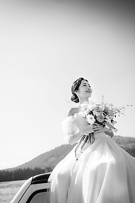 포토 JPG 주간 응시 여자 신부 부케 웨딩드레스 결혼 자동차 하늘 흑백 사랑 한명 미소 들기 앉기 상반신 20대 성인 야외 앞모습 옆모습 제주도 한국인 성인여자한명만 웨딩촬영 국내포토 자연요소 1 시선 드레스 감정 육상교통 뷰포인트 꽃다발 모션 한국 촬영기법 표정 사람 동양인 이벤트 청년 기념사진 여자한명만 성인여자만 파일형식