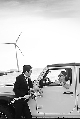 포토 JPG 주간 여자 남자 부케 여행 웨딩드레스 결혼 자동차 흑백 사랑 미소 들기 정장 턱시도 상반신 20대 성인 야외 두명 옆모습 30대 선글라스 제주도 마주보기 기댐 한국인 풍력에너지 주기 운전석 신랑신부 성인만 웨딩촬영 국내포토 자연요소 드레스 옷 감정 안경 신부_웨딩 육상교통 뷰포인트 꽃다발 신랑 모션 한국 촬영기법 표정 사람 동양인 이벤트 청년 장년 그린에너지 기념사진 파일형식