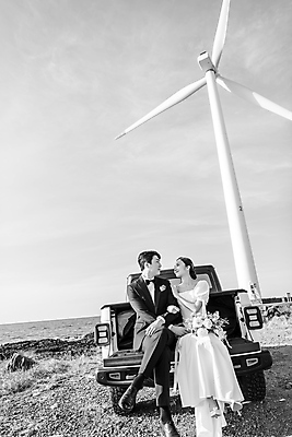 포토 JPG 주간 전신 여자 남자 부케 여행 웨딩드레스 결혼 자동차 하늘 흑백 사랑 미소 들기 정장 턱시도 20대 성인 해변 야외 두명 앞모습 30대 제주도 마주보기 한국인 다리꼬기 풍력에너지 걸터앉기 신랑신부 자동차트렁크 성인만 웨딩촬영 국내포토 자연요소 드레스 옷 감정 신부_웨딩 육상교통 바다 뷰포인트 꽃다발 신랑 모션 한국 촬영기법 표정 사람 앉기 동양인 이벤트 청년 장년 그린에너지 기념사진 파일형식