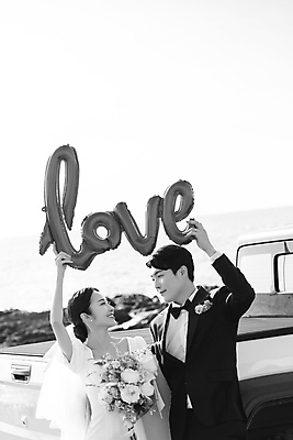 포토 JPG 주간 여자 남자 부케 웨딩드레스 결혼 자동차 흑백 사랑 미소 들기 정장 턱시도 상반신 20대 성인 야외 두명 앞모습 옆모습 30대 제주도 마주보기 한국인 머리위 풍선 신랑신부 성인만 웨딩촬영 국내포토 자연요소 드레스 옷 감정 신부_웨딩 육상교통 뷰포인트 꽃다발 신랑 모션 한국 촬영기법 표정 사람 동양인 이벤트 청년 장년 기념사진 파일형식