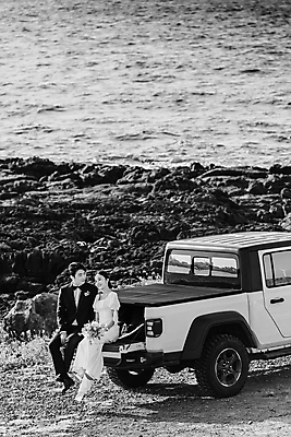 포토 JPG 주간 전신 응시 여자 남자 바다 여행 웨딩드레스 결혼 자동차 흑백 사랑 미소 앉기 정장 턱시도 20대 성인 해변 야외 두명 앞모습 30대 하이앵글 제주도 한국인 바위 신랑신부 자동차트렁크 성인만 웨딩촬영 국내포토 자연요소 시선 드레스 옷 감정 신부_웨딩 육상교통 뷰포인트 신랑 모션 한국 촬영기법 표정 사람 동양인 이벤트 청년 장년 돌_바위 기념사진 파일형식